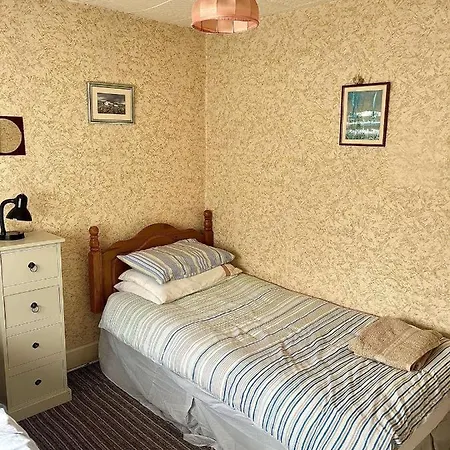 Bed & Breakfast Geoghegans Magpie Bar And Glin